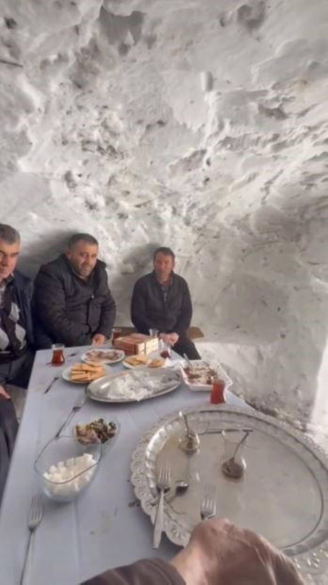 Yoğun kar yağışı onlara engel olmadı! Çay aşkı böyle bir şey: Kardan çay ocağı ilgi odağı oldu 2